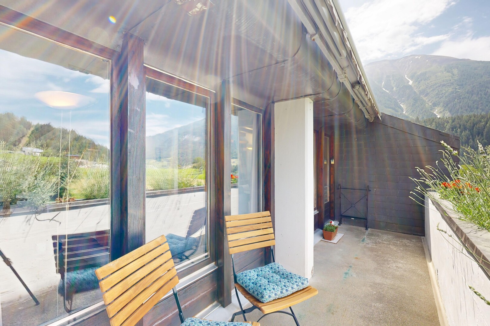 balcon avec mountain view, vue sur la montagne, day time, terrasse, et from property