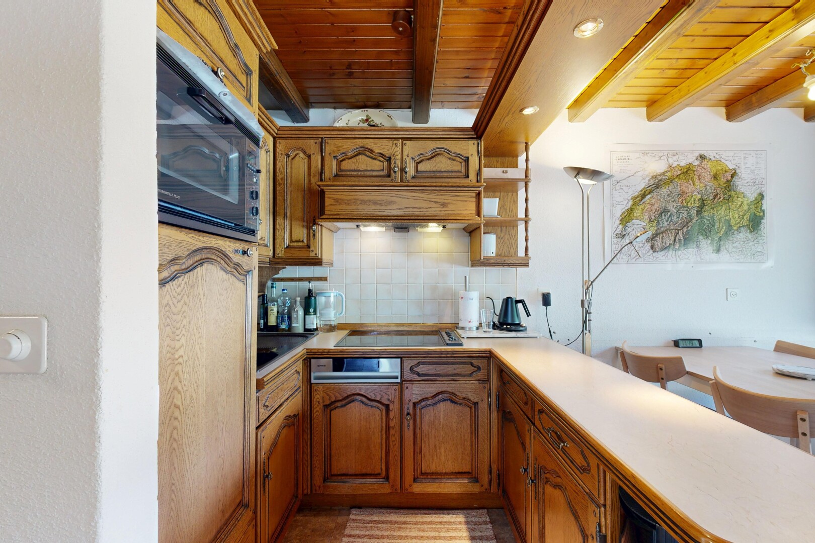cuisine avec armoires en arc, arched cabinets, dosseret, backsplash, et armoires marron moyen
