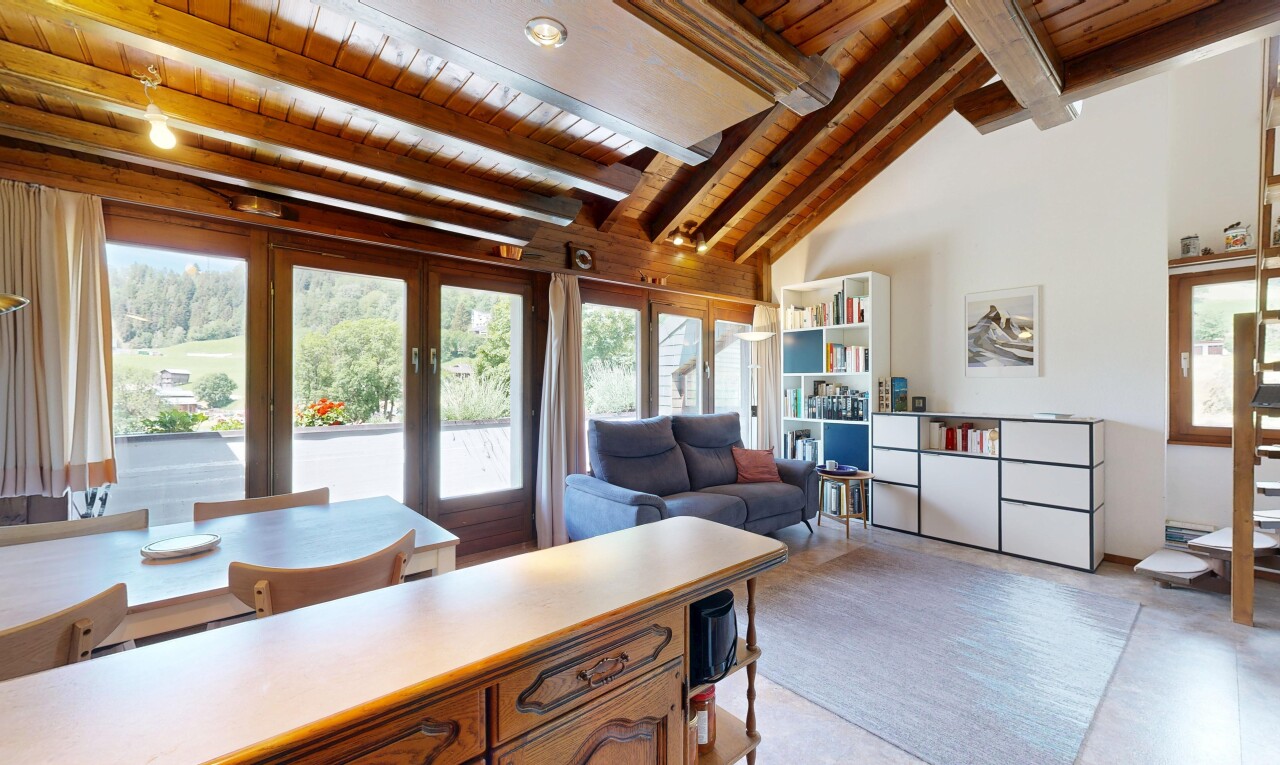 salon / salle à manger avec plafond en bois, wood ceiling, inside property, plafond à poutres, et beamed ceiling