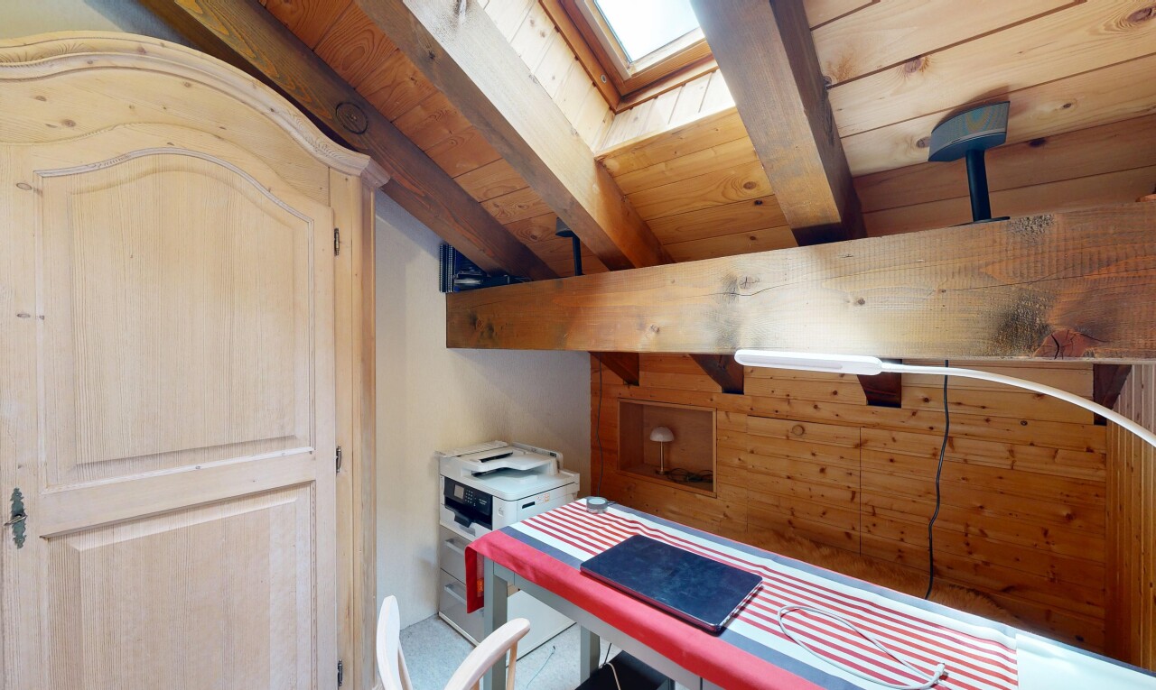 bureau avec inside property, puits de lumière, cloison sèche, drywall, et plafond à poutres