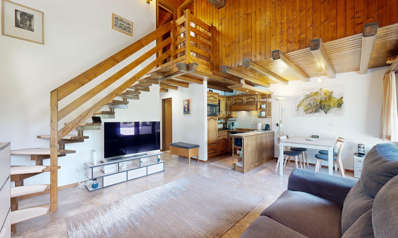 salon / salle à manger avec inside property, plafond haut, high ceiling, escaliers, et télévision
