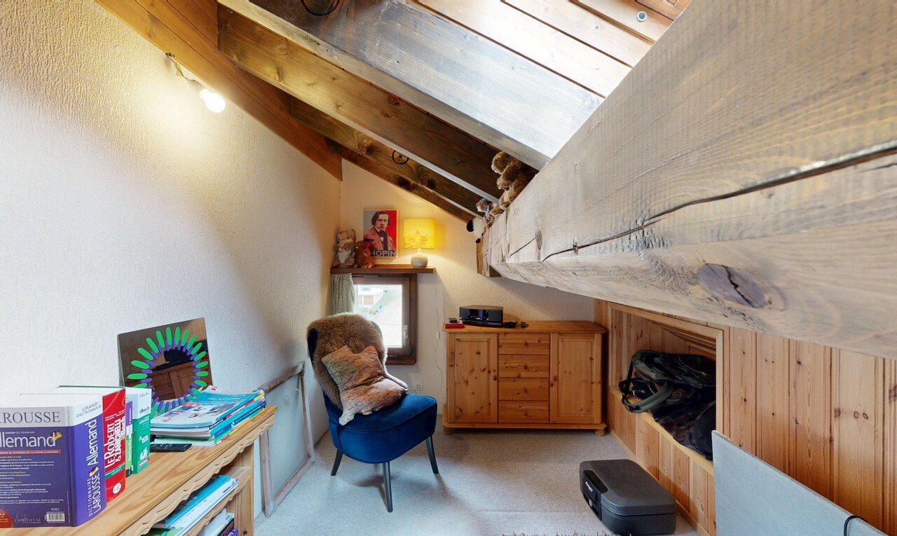 chambre avec plafond voûté, vaulted ceiling, lumière naturelle, natural light, et inside property