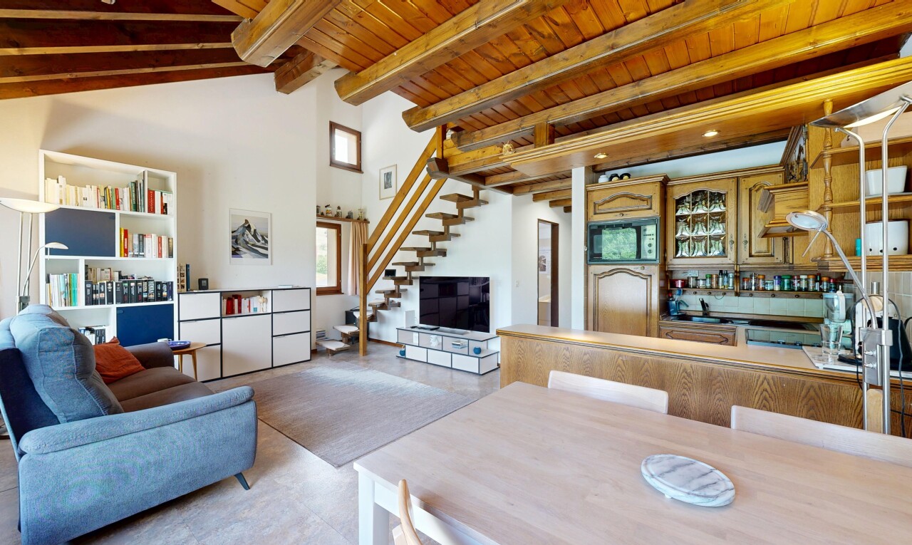 salon / salle à manger avec inside property, escaliers, cloison sèche, drywall, et plafond à poutres