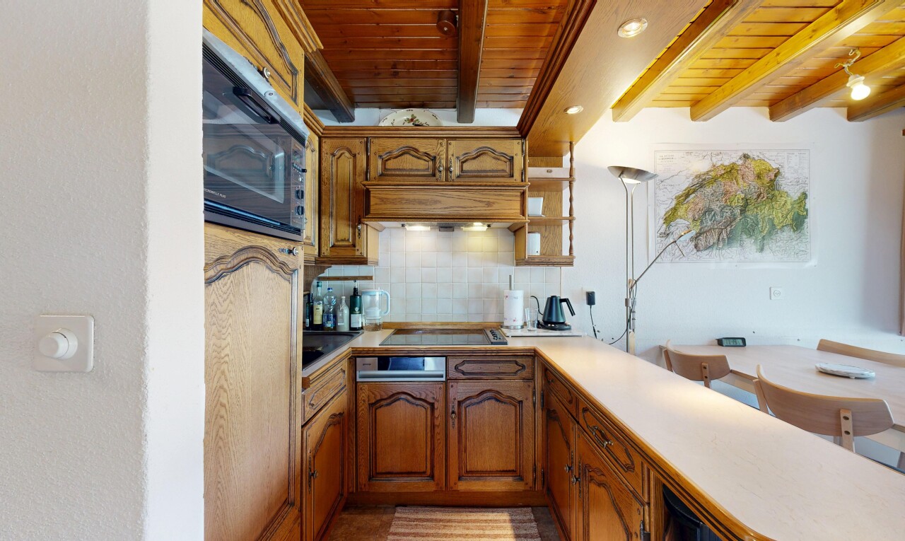 cuisine avec armoires en arc, arched cabinets, dosseret, backsplash, et armoires marron moyen