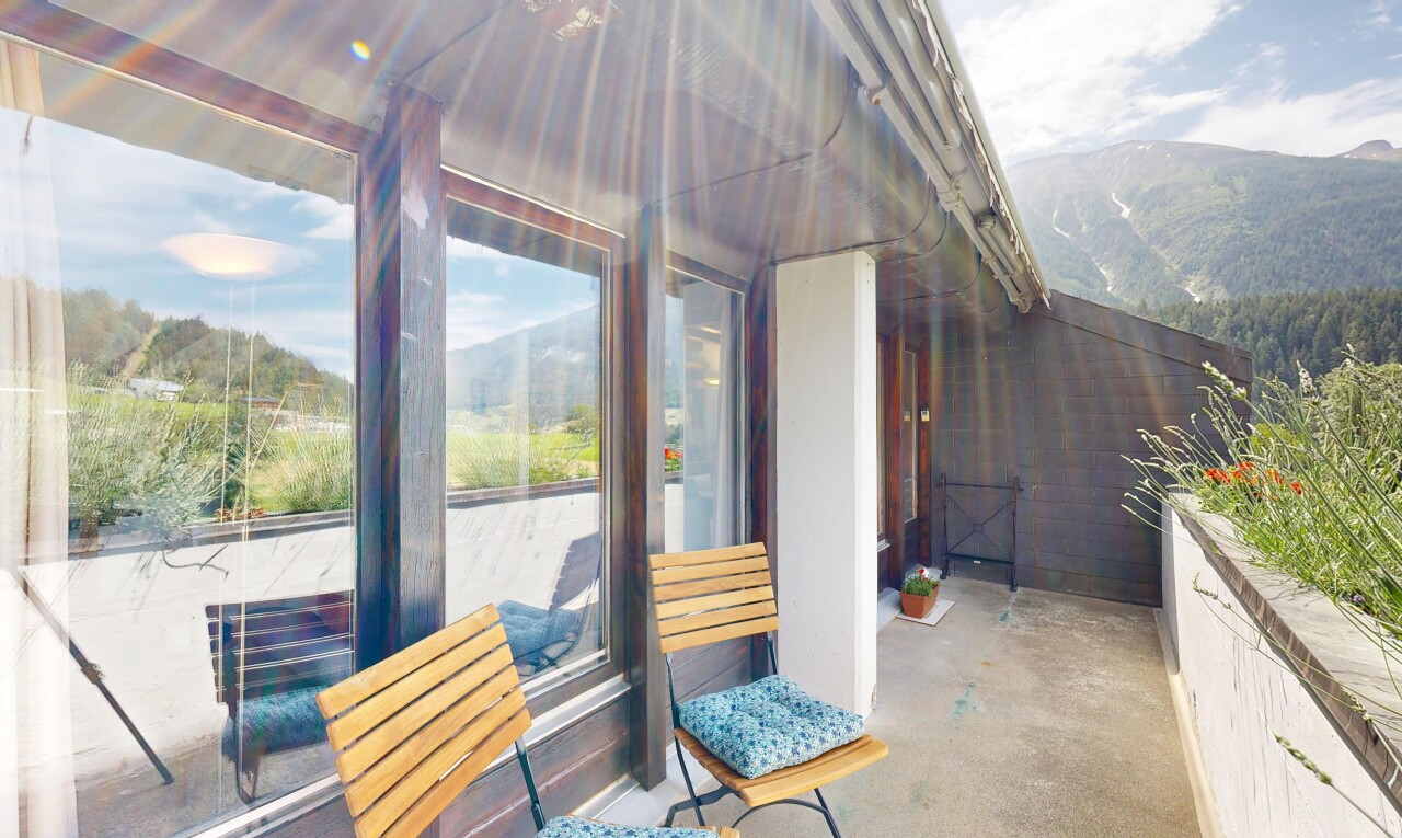 balcon avec mountain view, vue sur la montagne, day time, terrasse, et from property