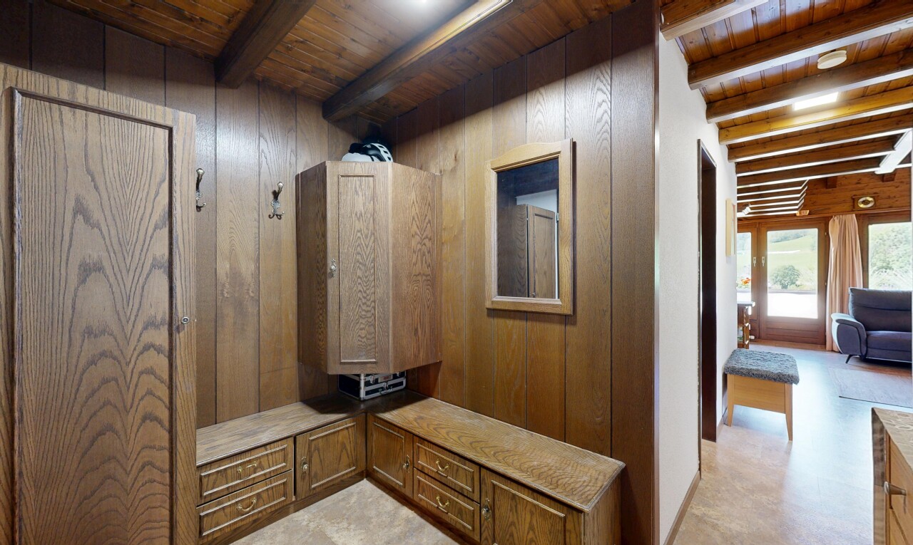 espace intérieur avec plafond à poutres, beamed ceiling, et light floor