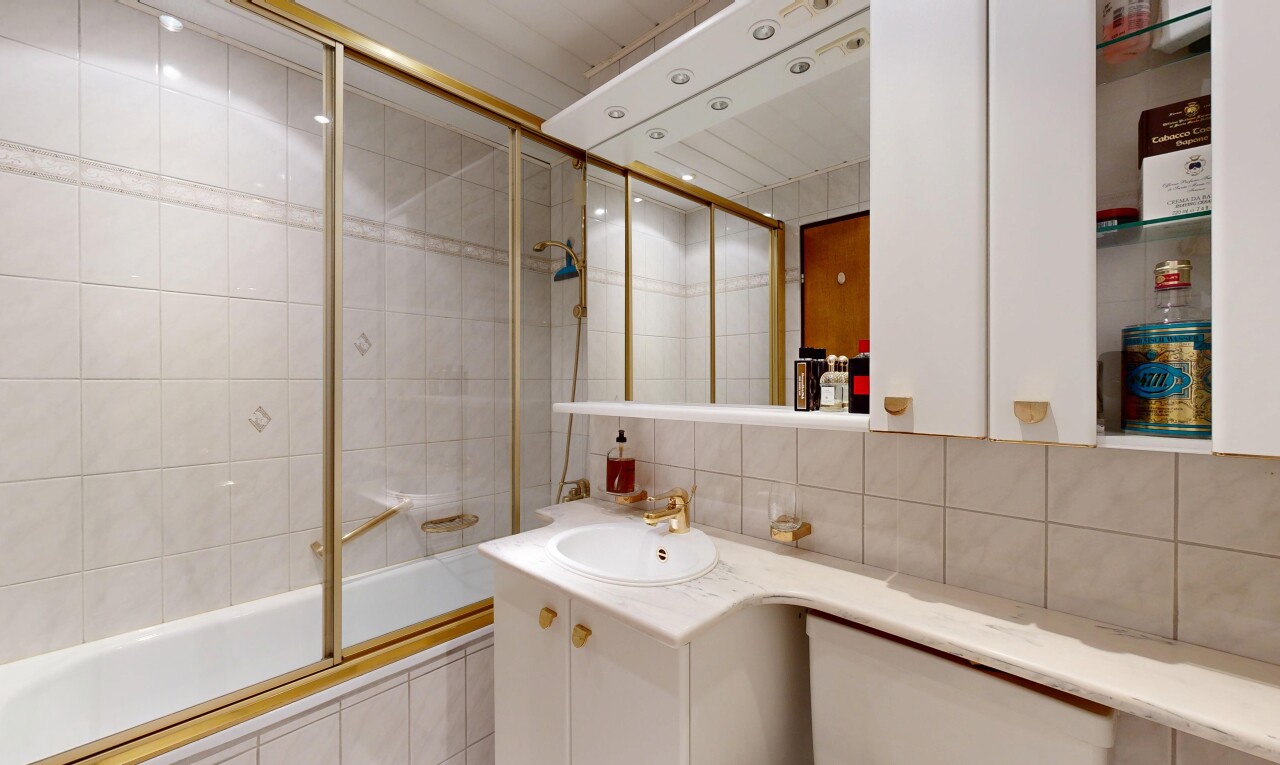 salle de bains avec salle de bain complète, lavabo (ou coiffeuse selon le contexte), douche-bain combinés, dosseret, et backsplash