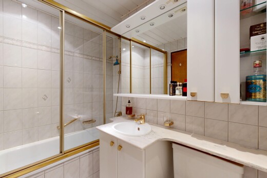 salle de bains avec salle de bain complète, lavabo (ou coiffeuse selon le contexte), douche-bain combinés, dosseret, et backsplash