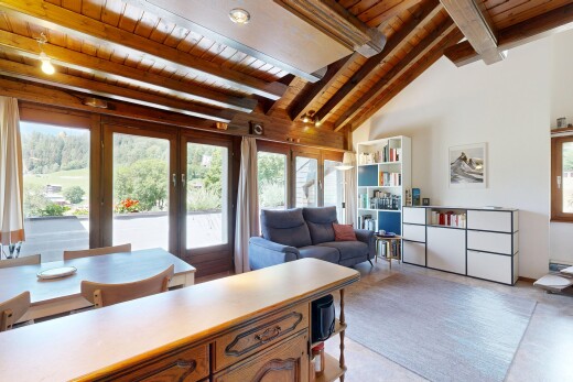 salon / salle à manger avec plafond en bois, wood ceiling, inside property, plafond à poutres, et beamed ceiling