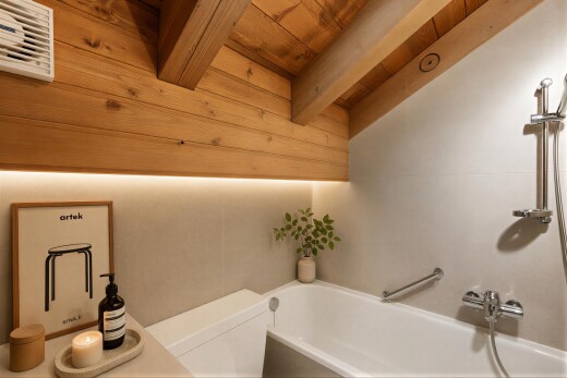 salle de bains avec mur en papier peint, wallpaper wall, inside property, salle de bain complète, et toilette