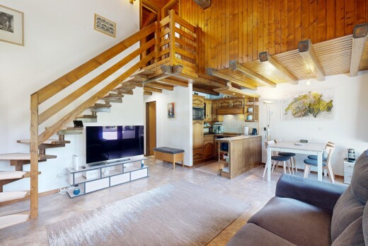 salon / salle à manger avec inside property, plafond haut, high ceiling, escaliers, et télévision