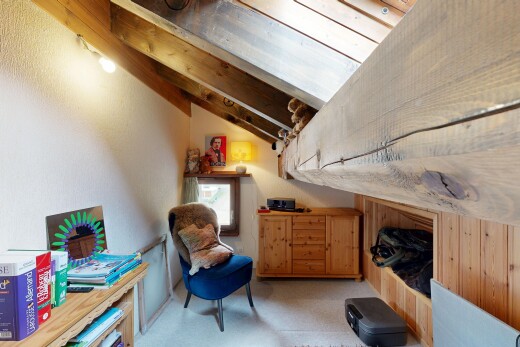 chambre avec plafond voûté, vaulted ceiling, lumière naturelle, natural light, et inside property