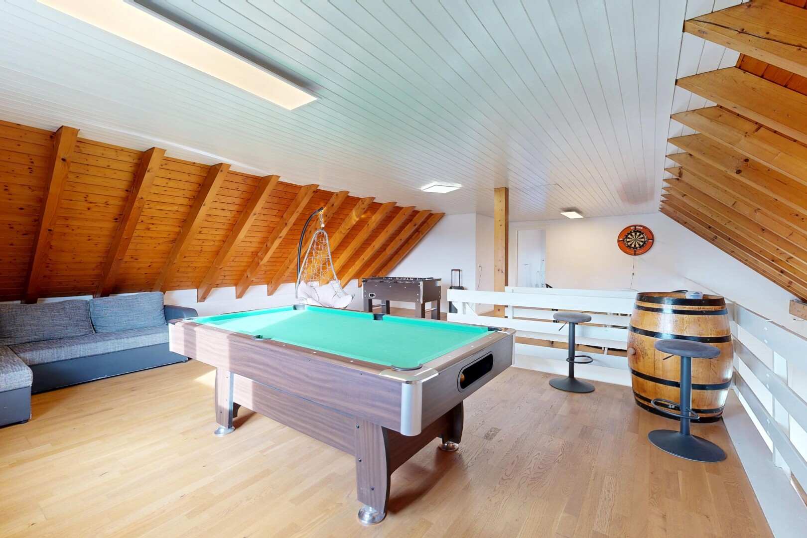 innenraum mit billard, vaulted ceiling, dachschräge, wood finish floor, und holzfußboden