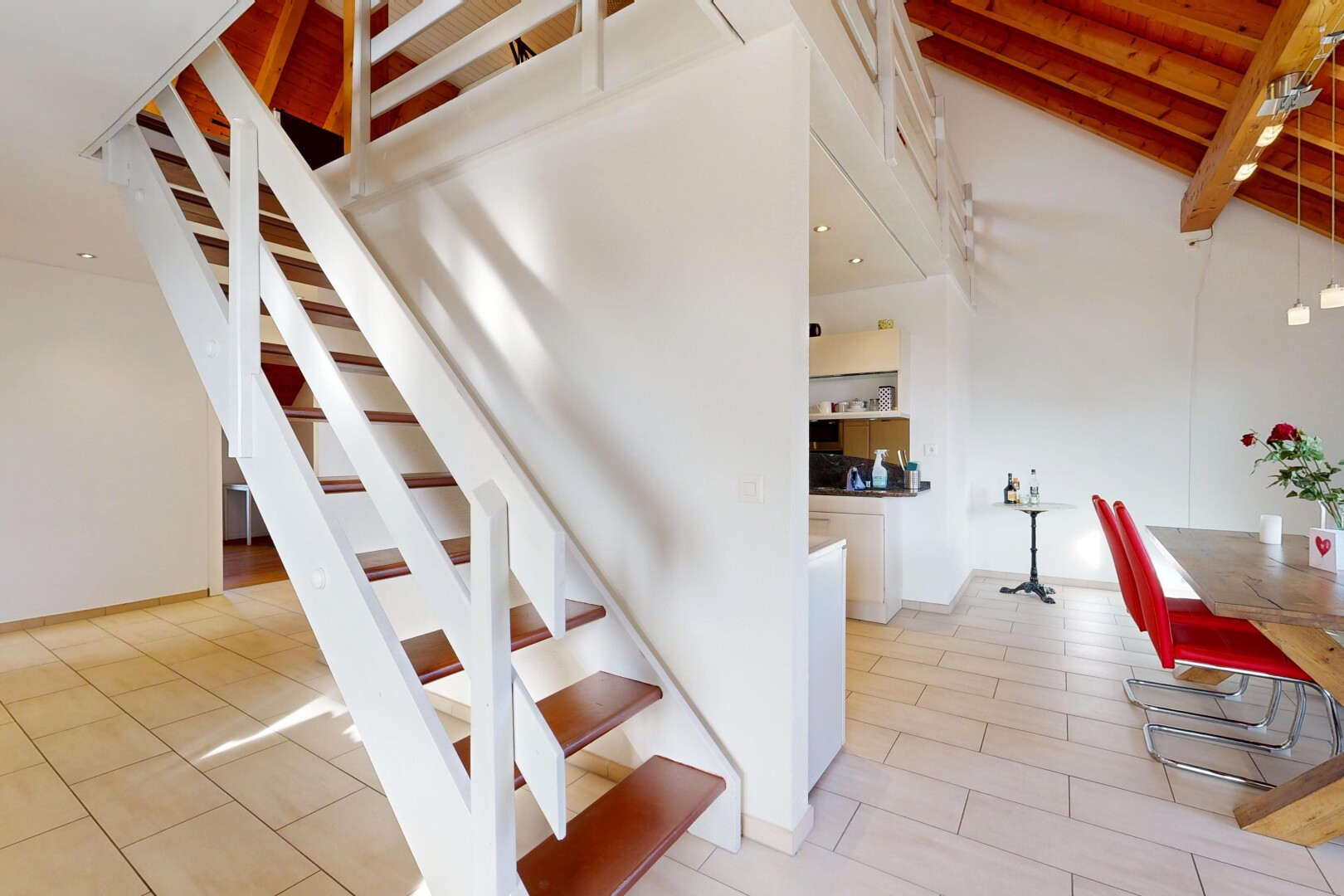 treppe mit treppen, inside property, beamed ceiling, balkendecke, und vaulted ceiling