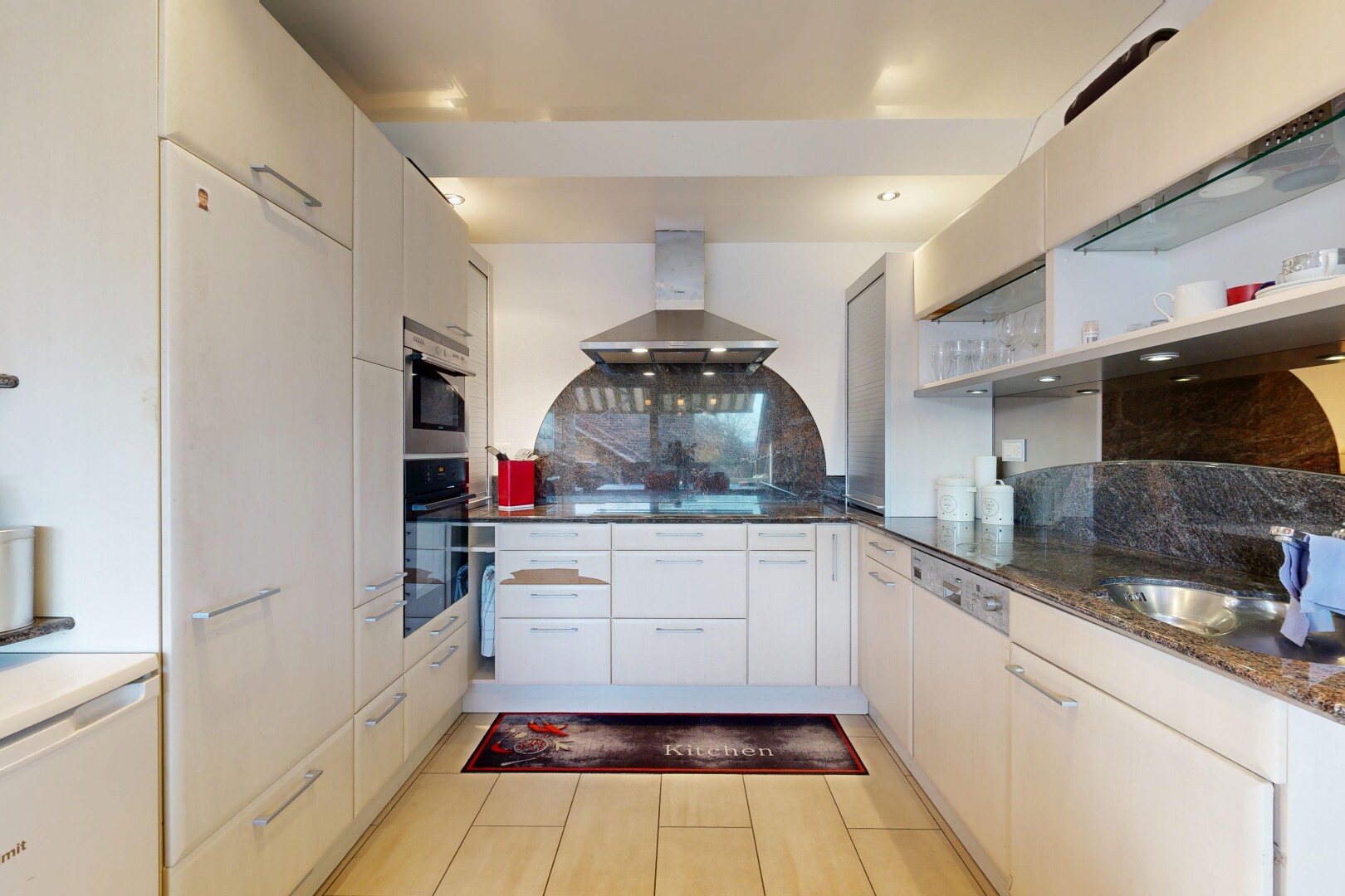 küche mit dunstabzugshaube, waschbecken, stein arbeitsplatten, küchenrückwand beim Herd, und küchenrückwand beim herd