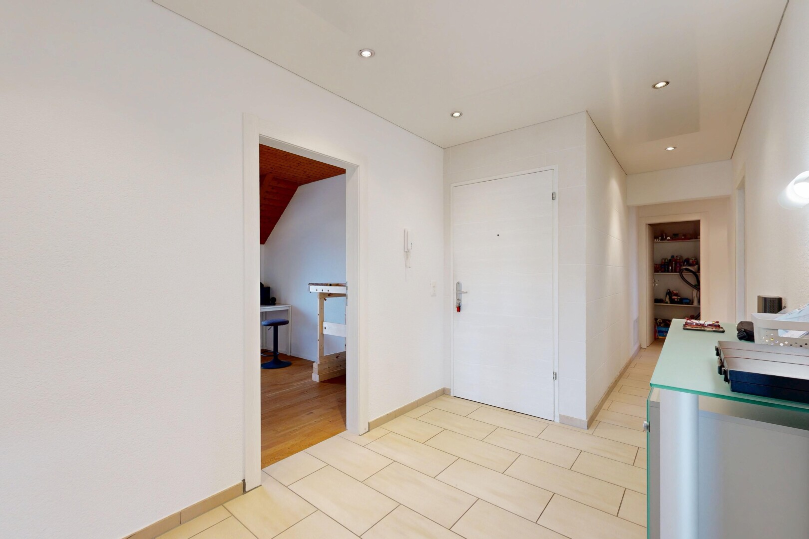 halle / korridor mit recessed lighting, einbauleuchten, drywall, gipskartonwand, und inside property