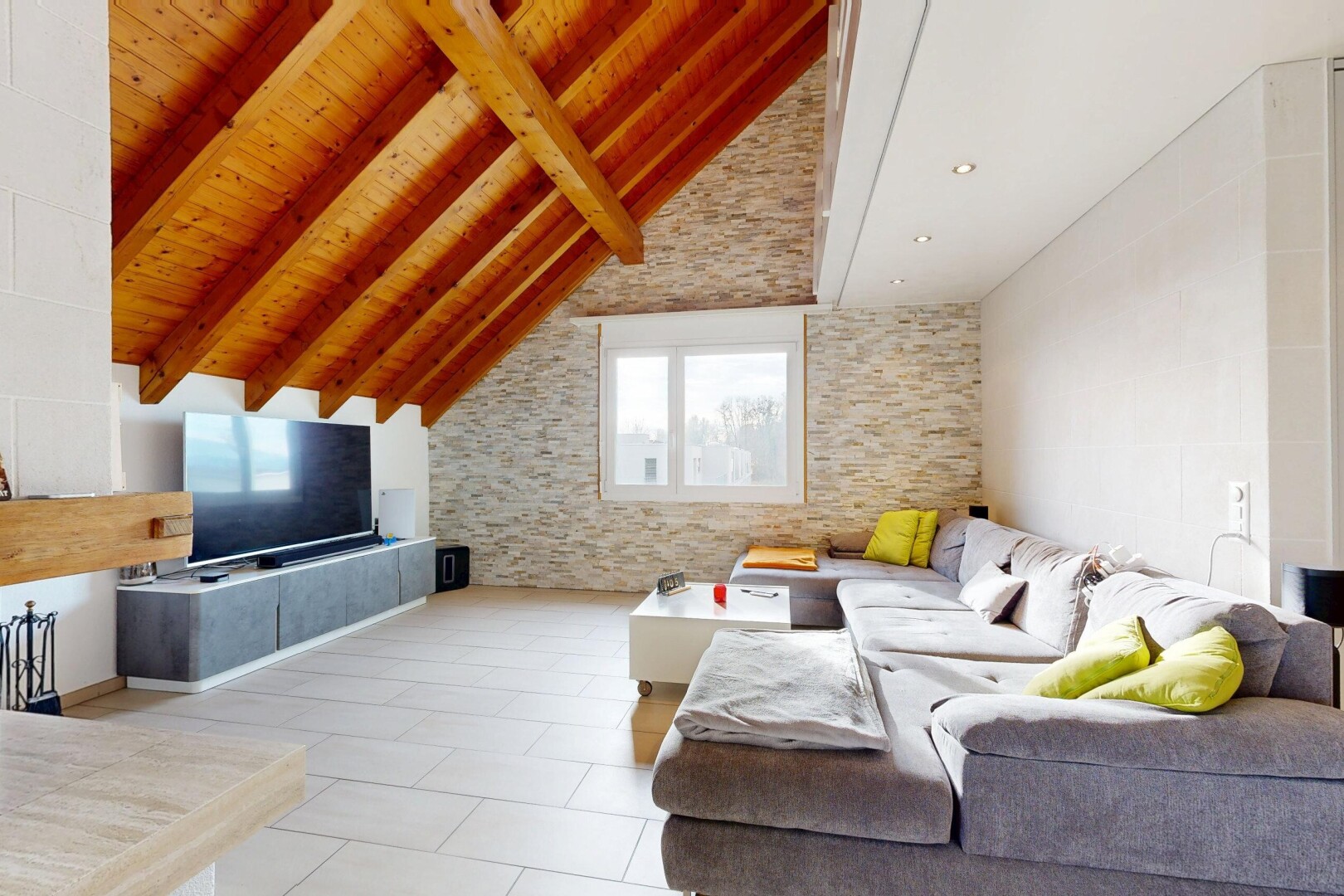 wohnzimmer mit steinwand, stone wall, balkendecke, beamed ceiling, und dachschräge