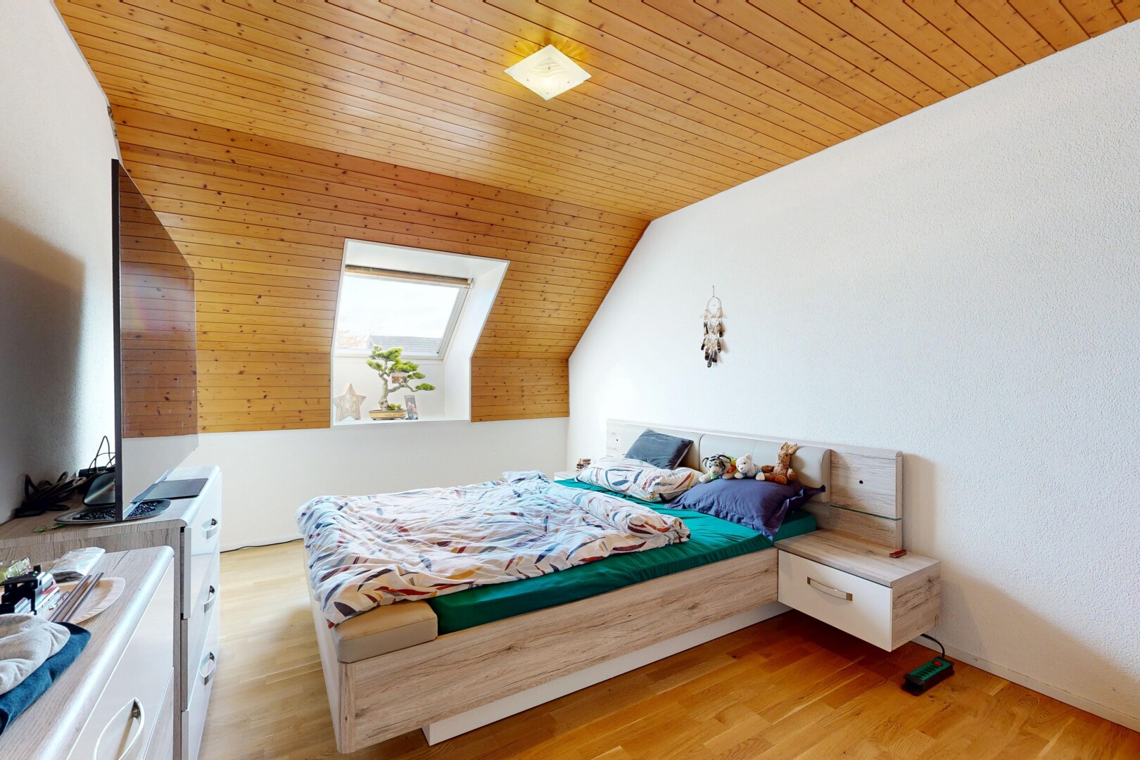 zimmer / schlafzimmer mit natural light, natürliches licht, inside property, fernseher, und vaulted ceiling