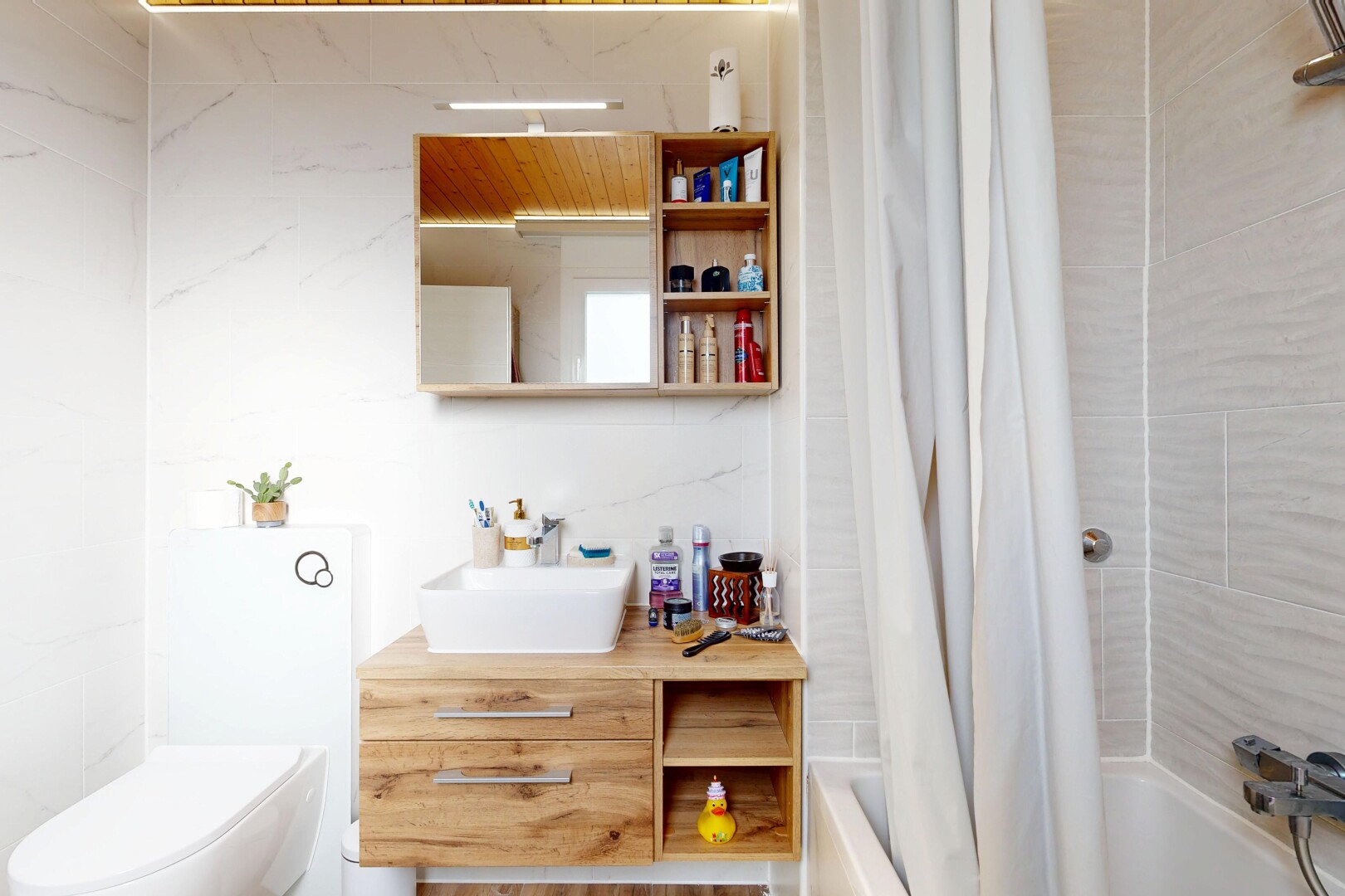 bad mit komplettes badezimmer, schminktisch, spiegel, inside property, und kombiniertes bad / dusche