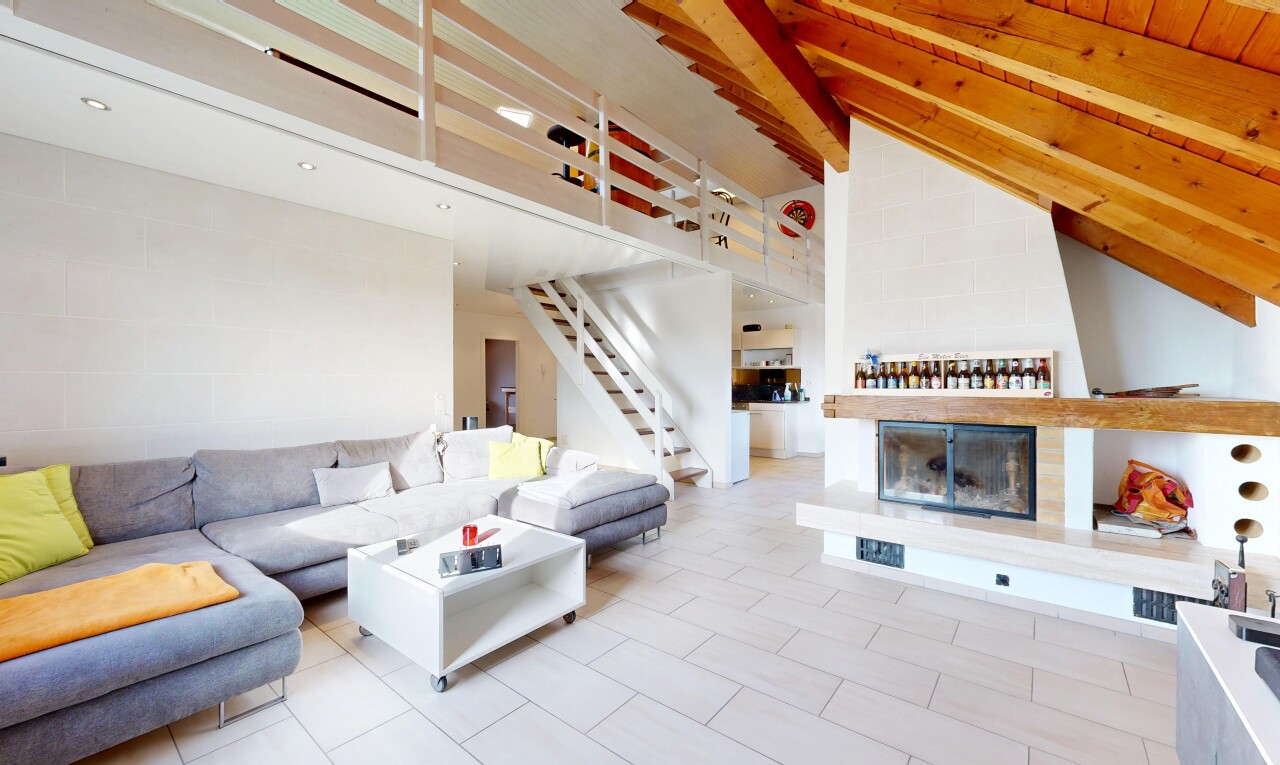 wohnzimmer mit treppen, beamed ceiling, balkendecke, vaulted ceiling, und dachschräge