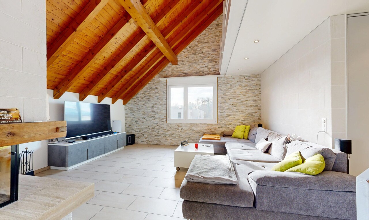 wohnzimmer mit steinwand, stone wall, balkendecke, beamed ceiling, und dachschräge