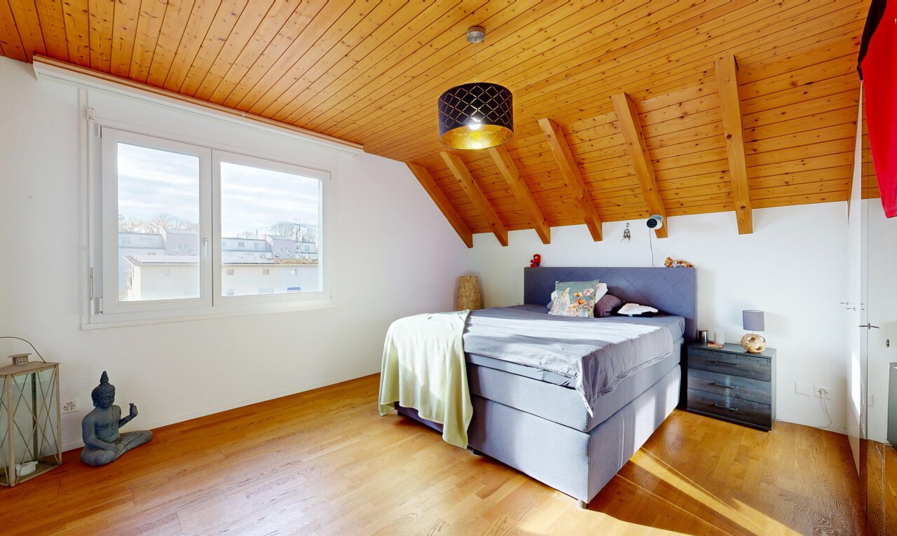 zimmer / schlafzimmer mit wood ceiling, holzdecke, natural light, natürliches licht, und vaulted ceiling