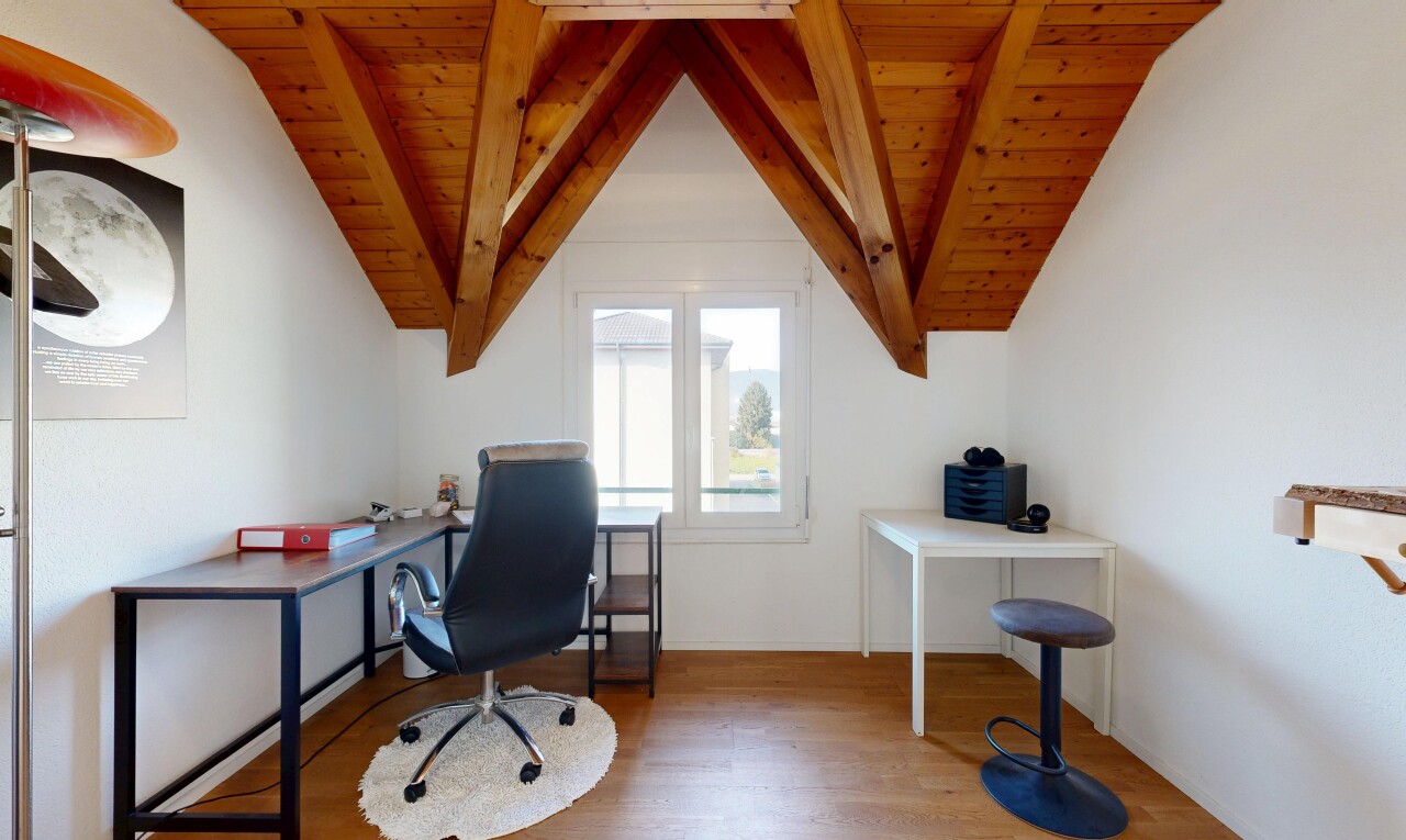 büro mit balkendecke, beamed ceiling, holzfußboden, wood finish floor, und natürliches licht