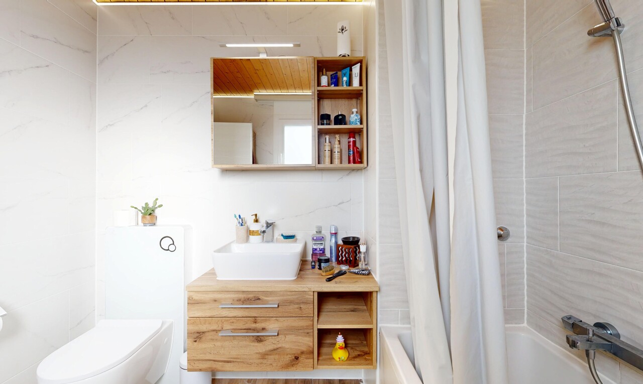 bad mit komplettes badezimmer, schminktisch, spiegel, inside property, und kombiniertes bad / dusche