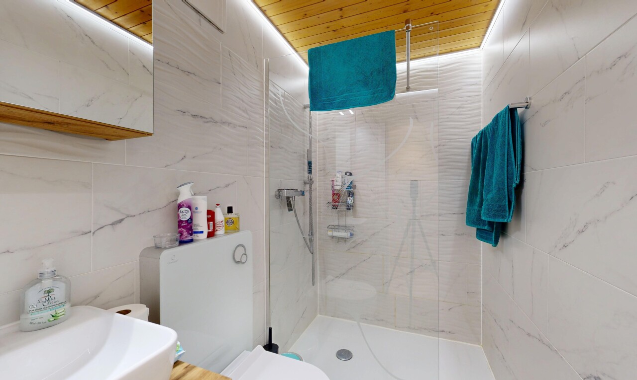 bad mit inside property, komplettes badezimmer, toilette, dusche, und fliesenwand