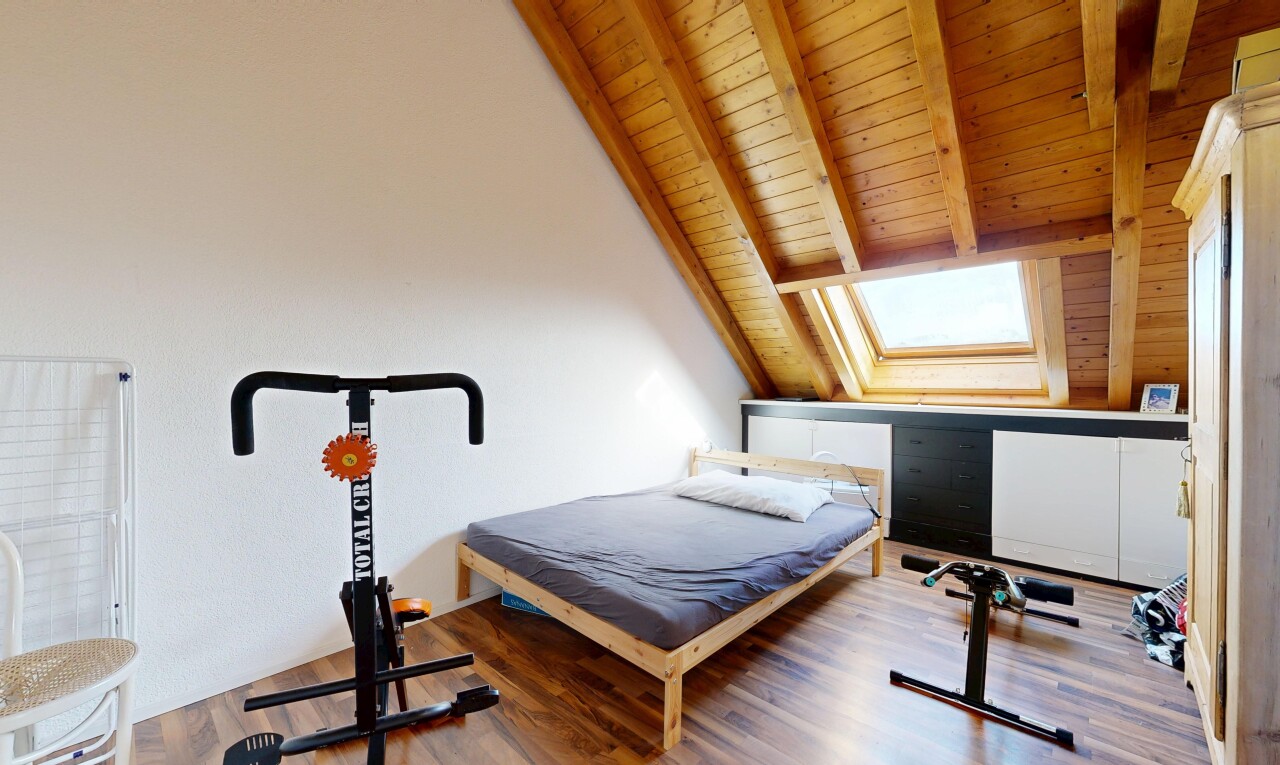 zimmer / schlafzimmer mit inside property, vaulted ceiling, dachschräge, wood ceiling, und holzdecke