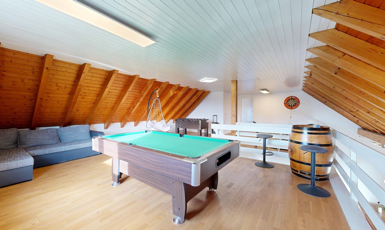 innenraum mit billard, vaulted ceiling, dachschräge, wood finish floor, und holzfußboden