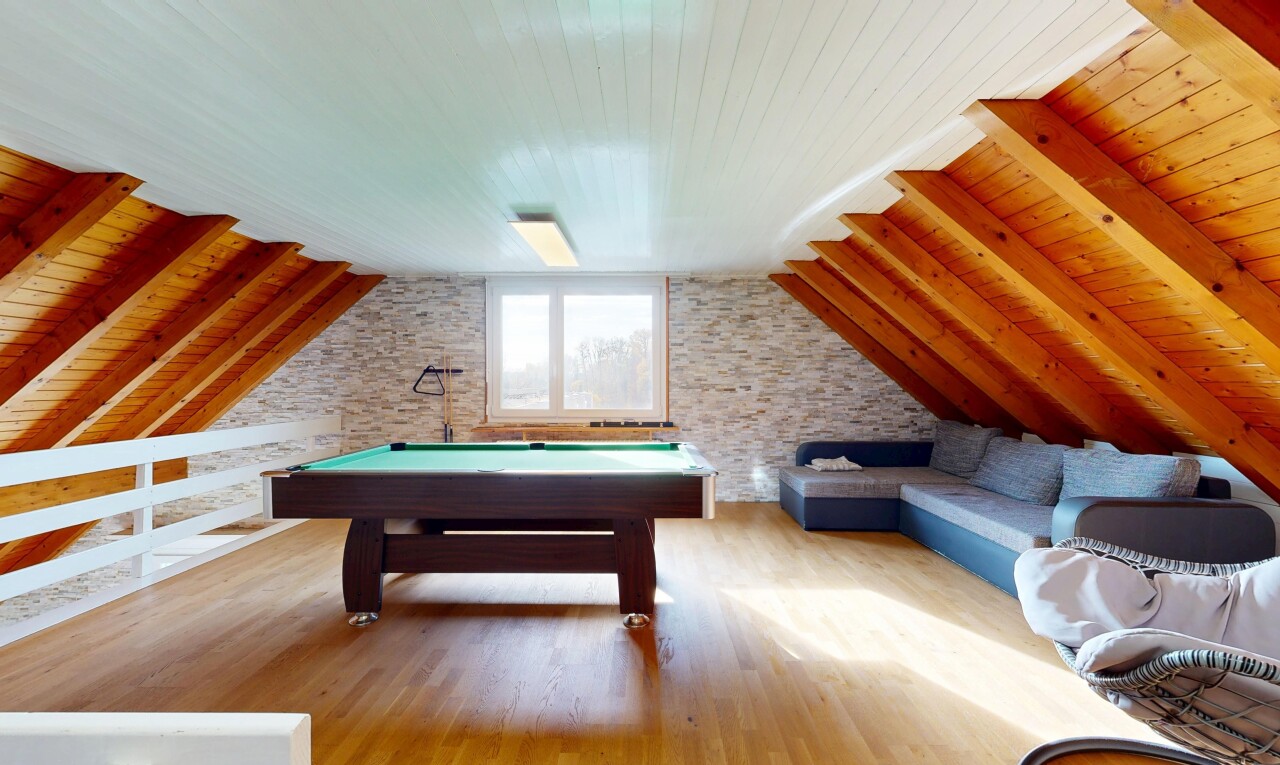 wohnzimmer mit vaulted ceiling, dachschräge, low ceiling, niedrige decke, und billard