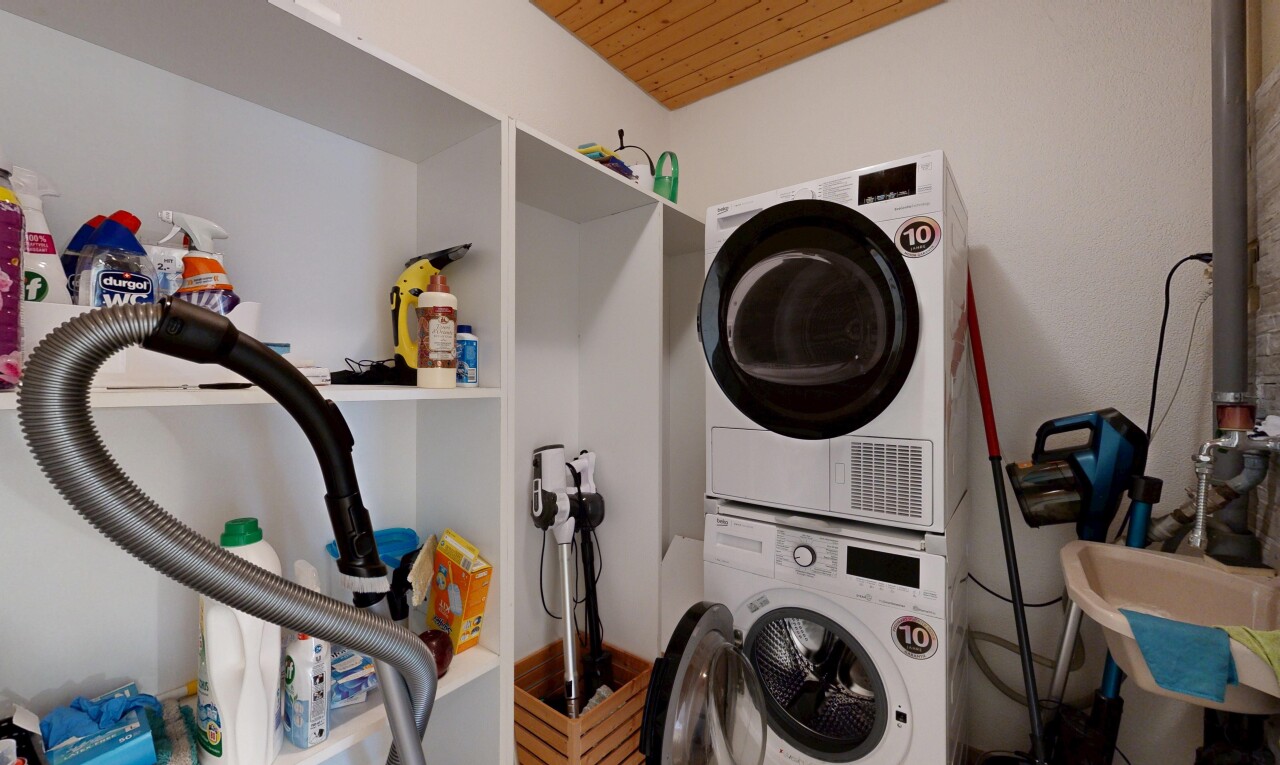 wäschekammer mit waschturm, wäscherei, wood ceiling, holzdecke, und inside property