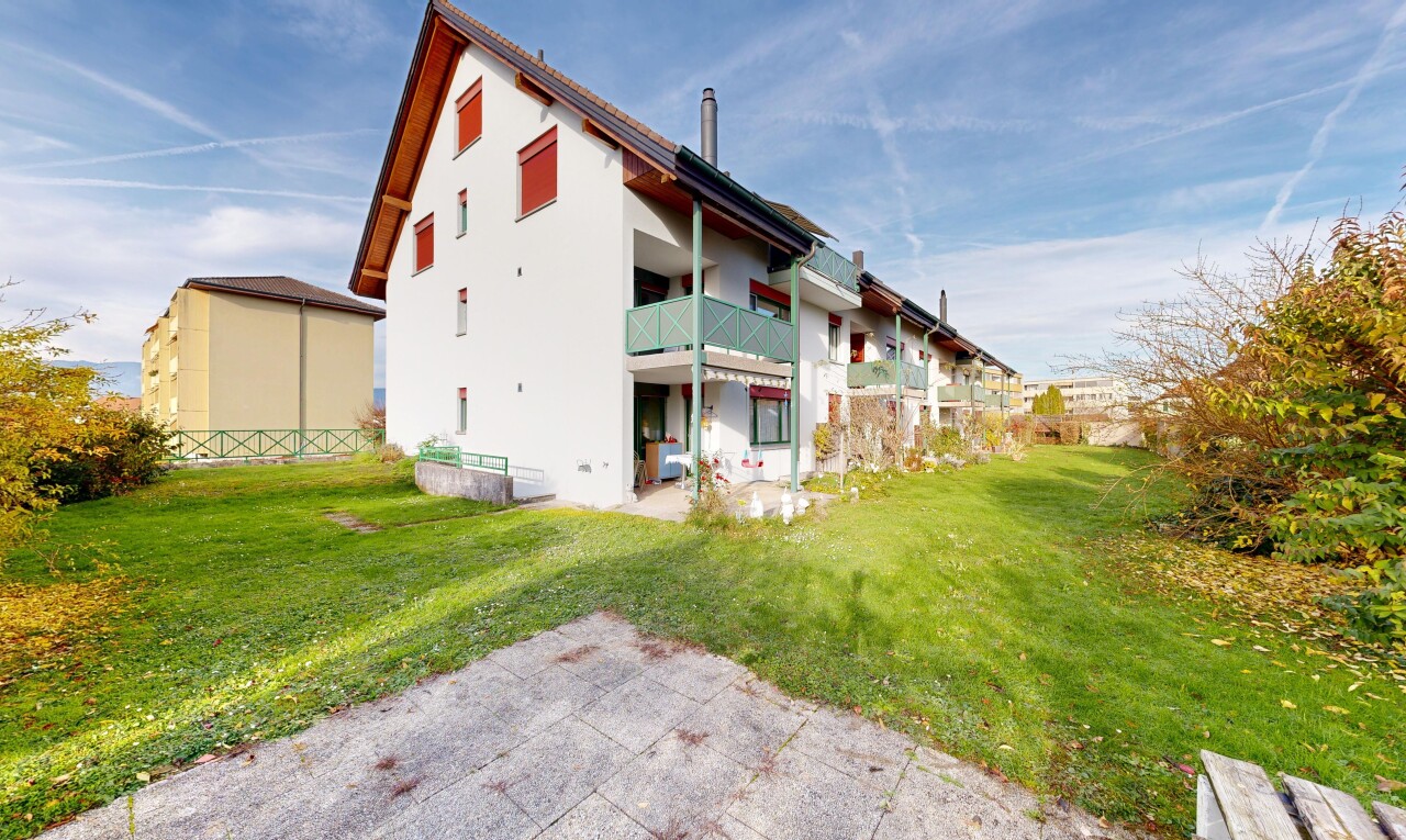 außenansicht mit property visible und day time