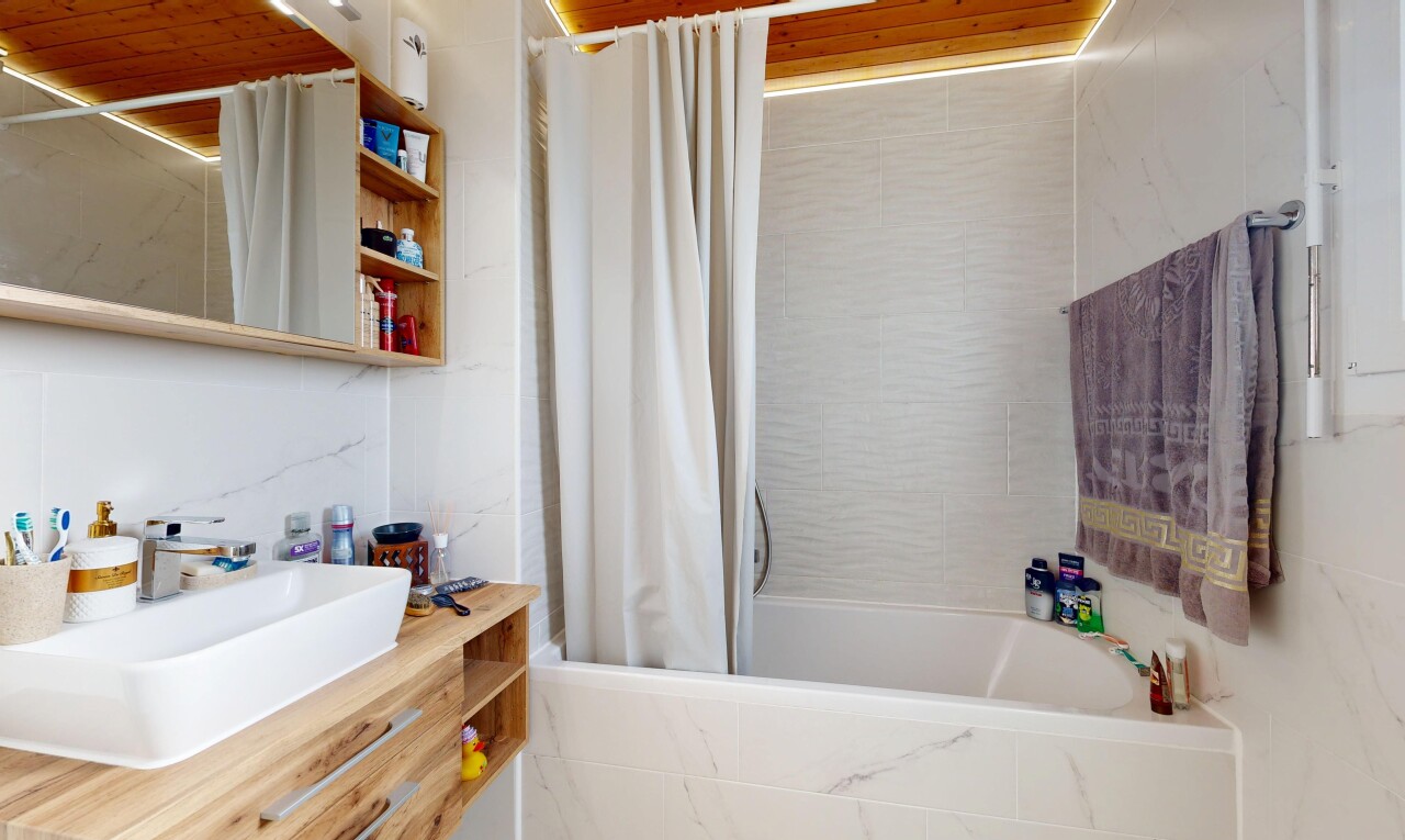 bad mit inside property, schminktisch, spiegel, waschbecken, und komplettes badezimmer