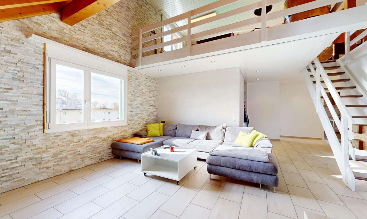 wohnzimmer mit stone wall, steinwand, natural light, natürliches licht, und high ceiling