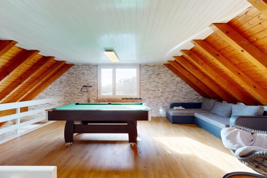 wohnzimmer mit vaulted ceiling, dachschräge, low ceiling, niedrige decke, und billard