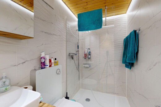 bad mit inside property, komplettes badezimmer, toilette, dusche, und fliesenwand