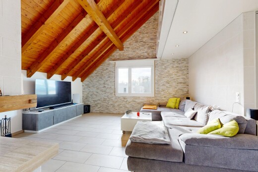 wohnzimmer mit steinwand, stone wall, balkendecke, beamed ceiling, und dachschräge