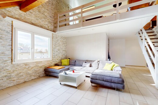 wohnzimmer mit stone wall, steinwand, natural light, natürliches licht, und high ceiling