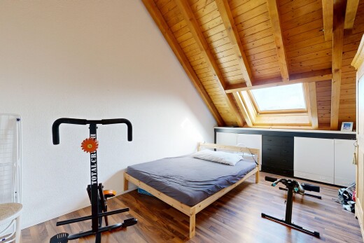 zimmer / schlafzimmer mit inside property, vaulted ceiling, dachschräge, wood ceiling, und holzdecke