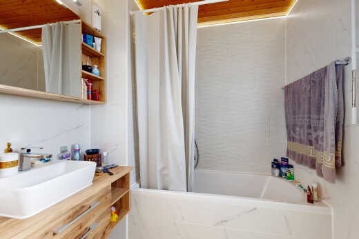 bad mit inside property, schminktisch, spiegel, waschbecken, und komplettes badezimmer