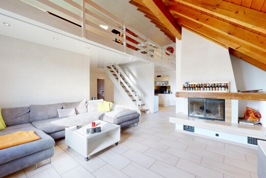 wohnzimmer mit treppen, beamed ceiling, balkendecke, vaulted ceiling, und dachschräge