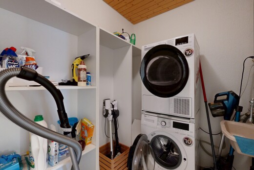 wäschekammer mit waschturm, wäscherei, wood ceiling, holzdecke, und inside property