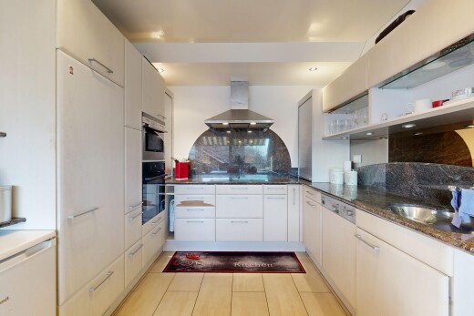 küche mit dunstabzugshaube, waschbecken, stein arbeitsplatten, küchenrückwand beim Herd, und küchenrückwand beim herd