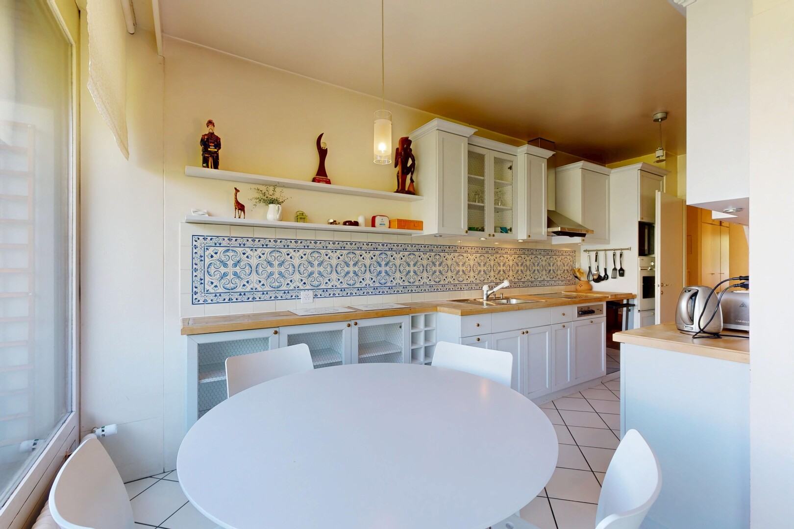 küche mit white cabinets, weiße schränke, glass insert cabinets, schränke mit glastüren, und light countertops