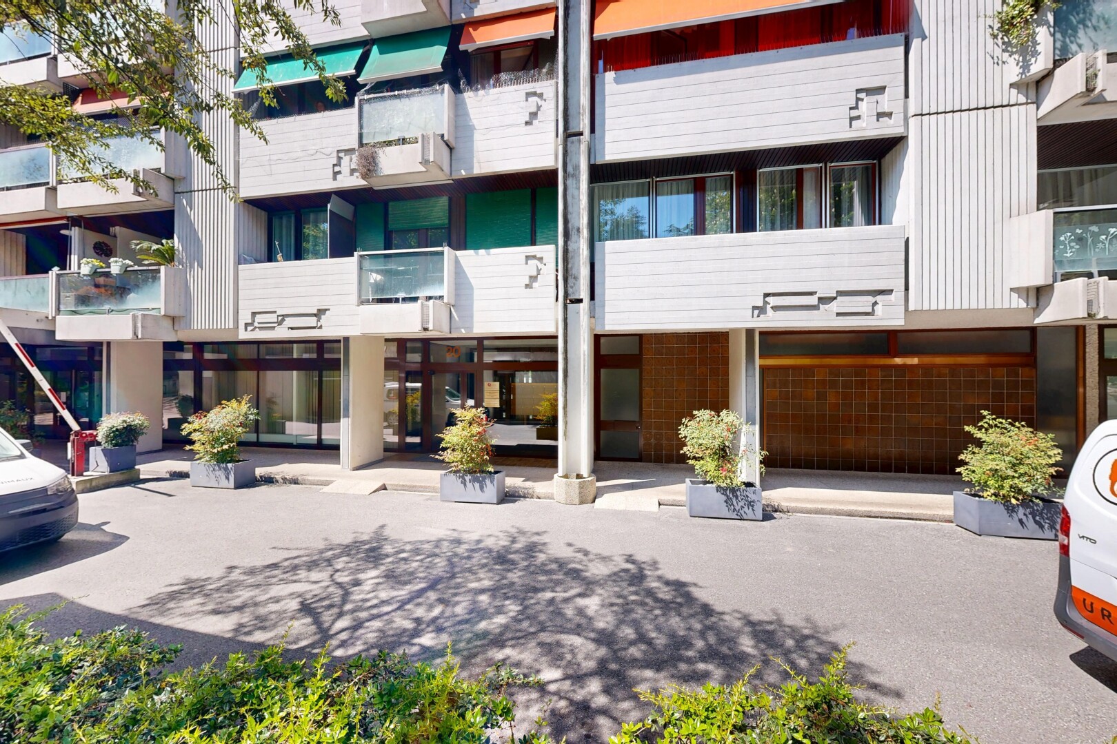 außenansicht mit blick auf wohnanlage, apartment complex view, und from community