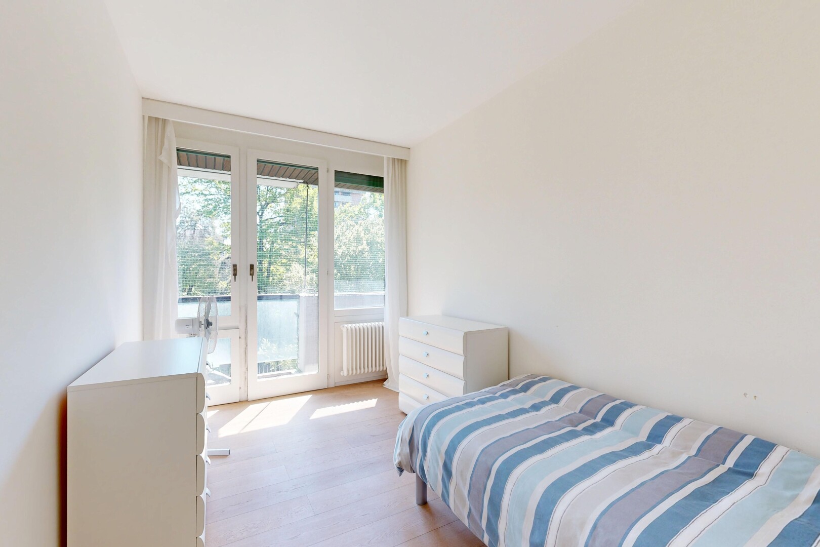 zimmer / schlafzimmer mit holzfußboden, wood finish floor, außenzugang, natürliches licht, und natural light
