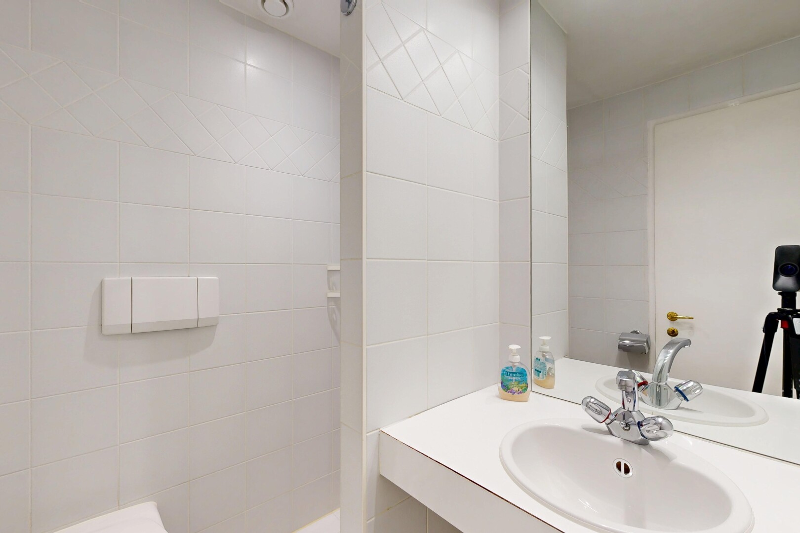 bad mit spiegel, schminktisch, waschbecken, und inside property