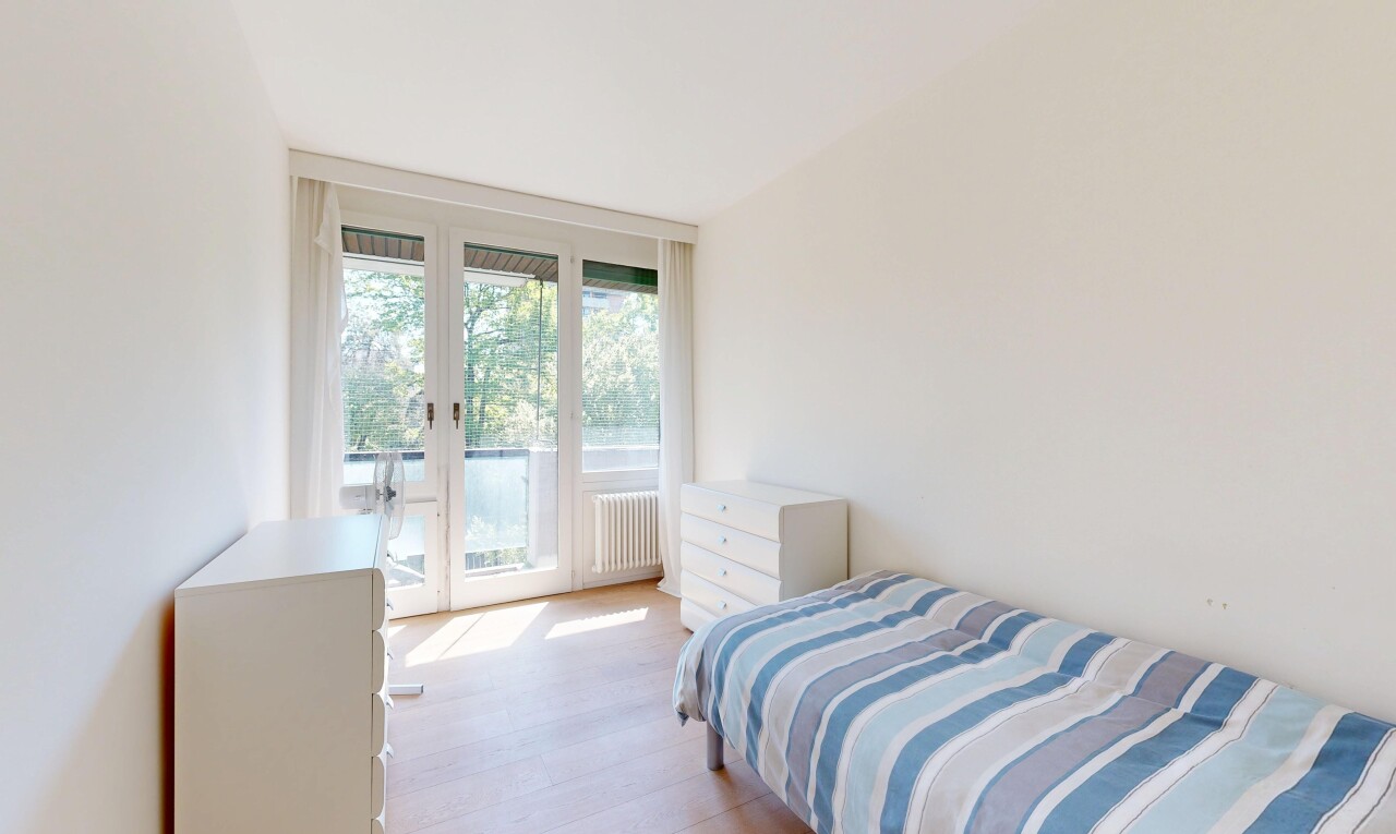 zimmer / schlafzimmer mit holzfußboden, wood finish floor, außenzugang, natürliches licht, und natural light